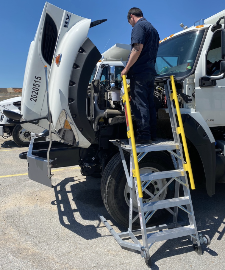 this image shows on-site truck repair in Dallas, TX